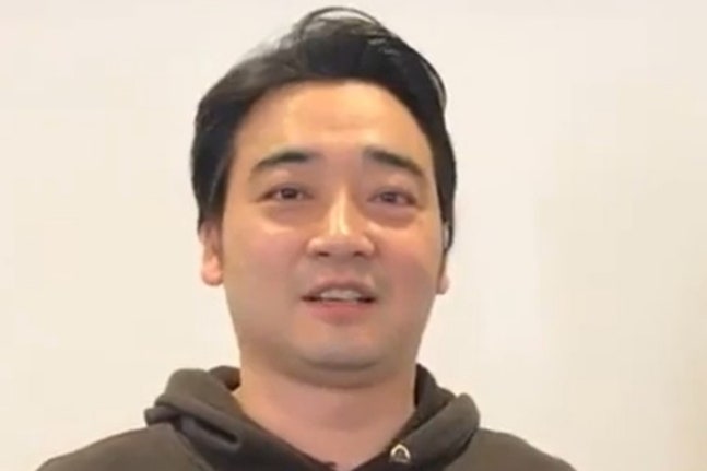 성범죄 재판 중인데…유명 男 코미디언, 공원에서 '빵' 판매 근황 포착