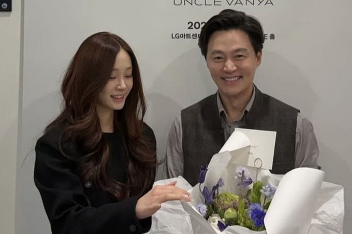 이서진, 재벌 4세 꽃다발 받았다…올데프 애니 이어 '대박' 인맥 [MHN:피...