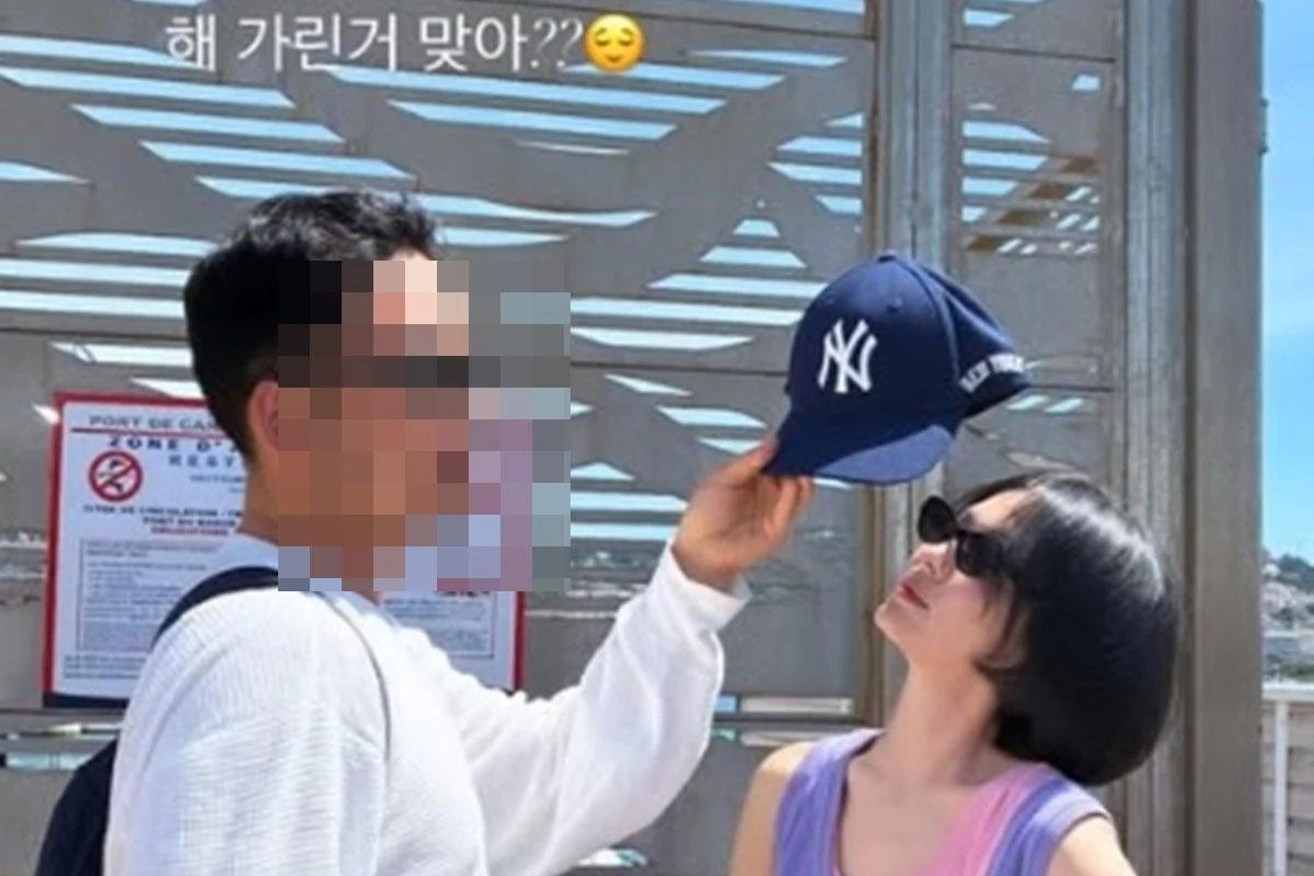 '44세' 송혜교, 해외서 '남사친'과 포착…다정한 한 때→'귀여운 투정' ...