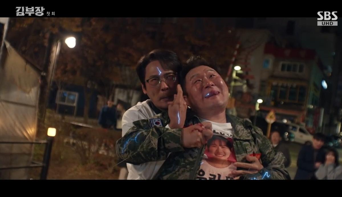 윤경호 '인생 캐릭터' 만났다...안경 쓴 '딸바보' 아저씨인 줄 알았는데, 테이저건 맞고서야 멈춘 '반전 괴력' 소유자 ('김부장')
