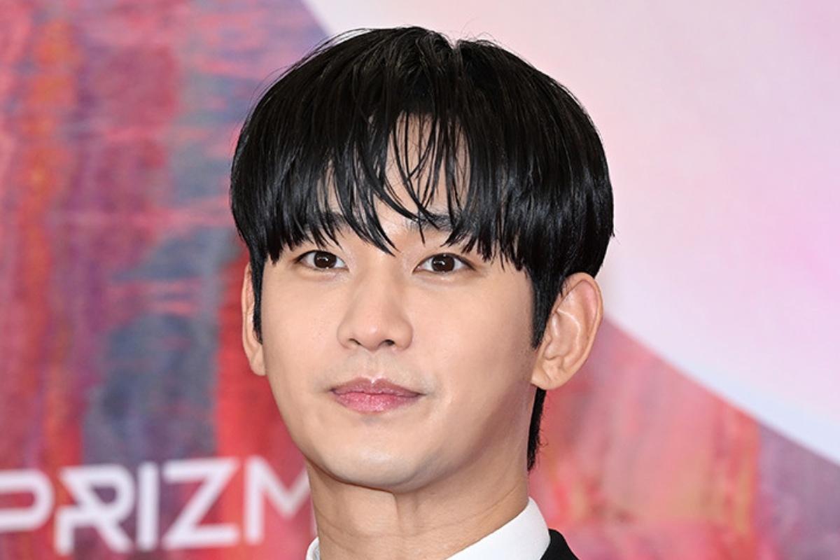 김수현, 1년 4개월 만에 활동 재개…필리핀 화보 촬영