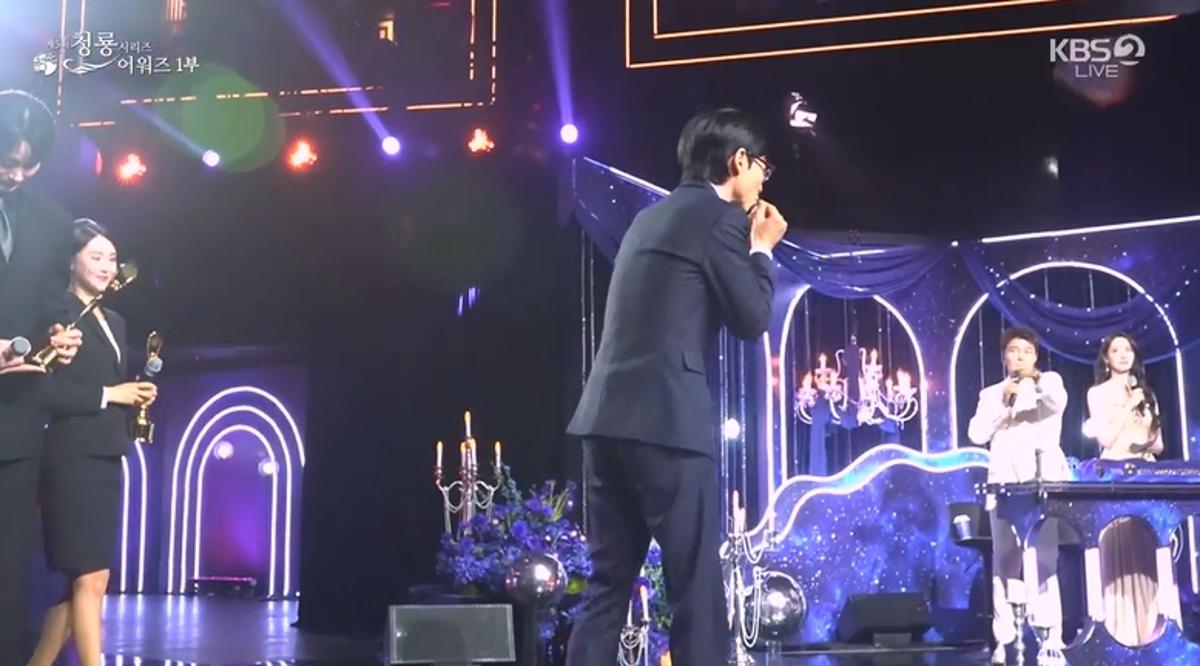Yoo Jae-suk Wins a Star Award, Then Refuses to Give His Speech: Because He Wants a Bigger One