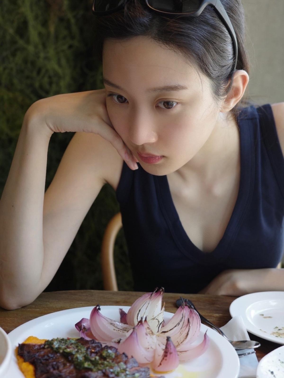 "성시경이 미모 찬양할만하네"...문가영, 민낯 거리 활보→'레깅스 핏'마...