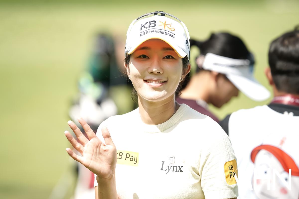 [mhn포토] 안송이, 반가운 손 인사
