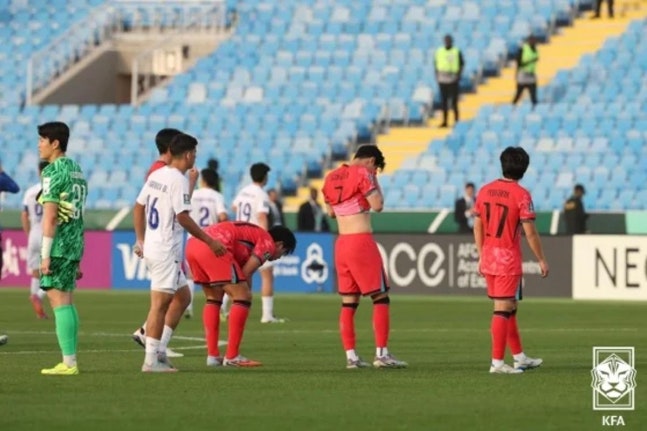 출처:대한축구협회 제공 / 2026 AFC U-23 아시안컵 우즈베키스탄전 0-2 완패 후 아쉬워하는 대한민국 축구대표팀 선수단