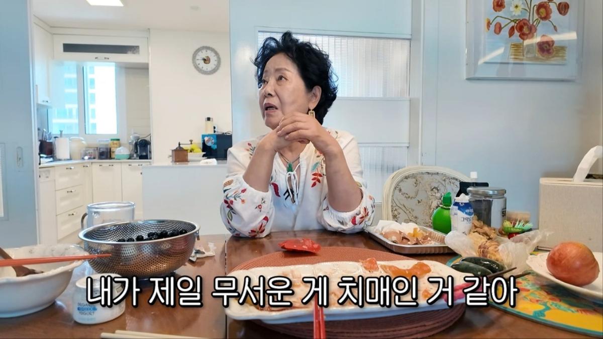 부엌 식탁 앞에서 "내가 제일 무서운 게 치매인 거 같아"라고 말하는 모습