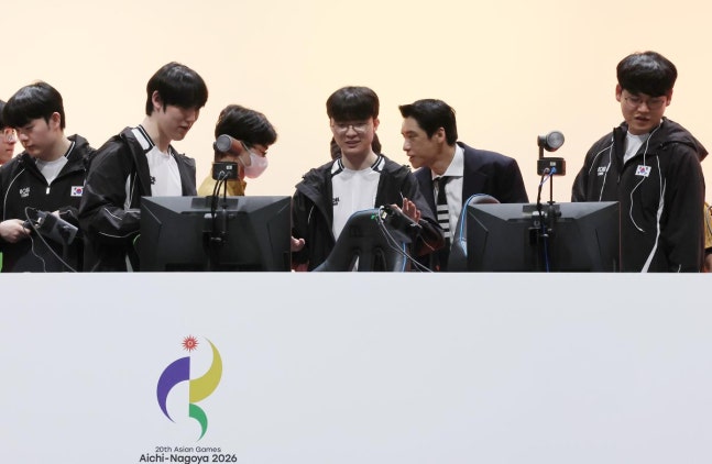 출처:연합뉴스 / 2일 일본 아이치현 도코나메 아이치 스카이 엑스포에서 열린 2026 아이치·나고야 아시안게임 e스포츠 혼성 리그 오브 레전드 결승에서 대한민국이 금메달을 차지한 선수단.