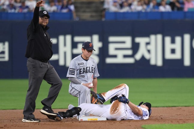 출처:삼성 라이온즈 / 지난달 30일 한화 이글스전에서 구자욱이 주루 도중 햄스트링을 부여잡고 쓰러져 있다.