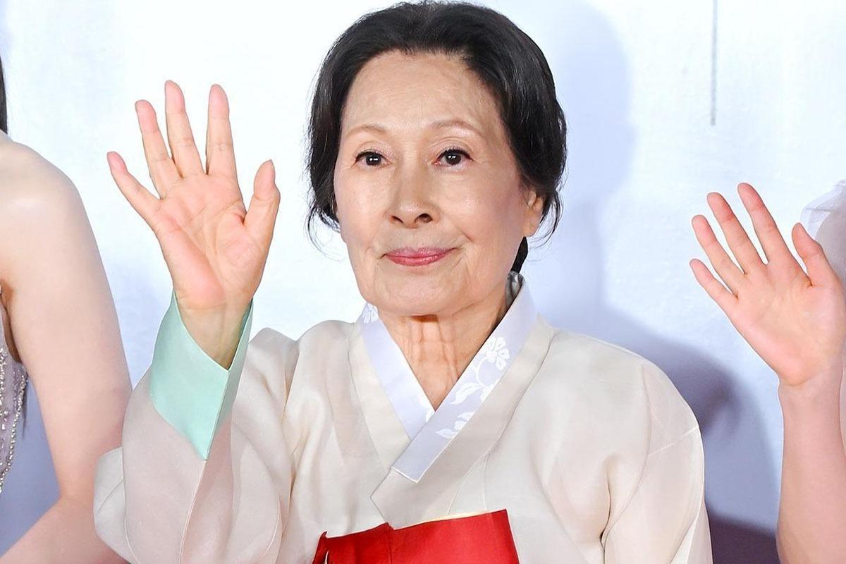 <b>김혜자</b>, '<b>부국제</b>'서 연신 기침+부축 받으며 입장→'<b>건강</b>이상설' 우려 터...