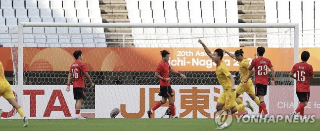 출처:연합뉴스 / 30일 일본 오사카 나가이 스타디움에서 열린 2026 아이치·나고야 아시안게임 남자 축구 준결승 대한민국과 중국의 경기에서 왕위둥이 한국을 상대로 선제골을 터뜨린 뒤 기뻐하고 있다.
