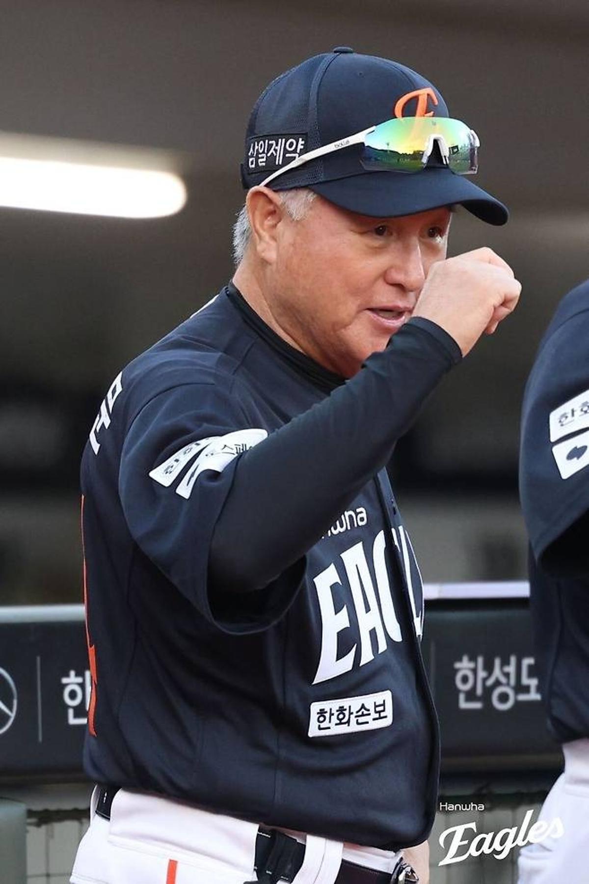 <b>김경문 감독</b>, 한화와 <b>작별</b>…’19년 만의 한국시리즈’ 영광에서 9위로 ...