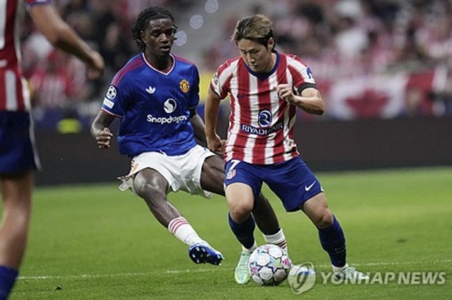 출처:연합뉴스 / 이강인(오른쪽)이 13일(현지시간) 2026~27 유럽축구연맹(UEFA) 챔피언스리그 리그 페이즈 2차전 맨체스터 유나이티드전에서 에이든 헤븐의 수비를 뚫고 있다