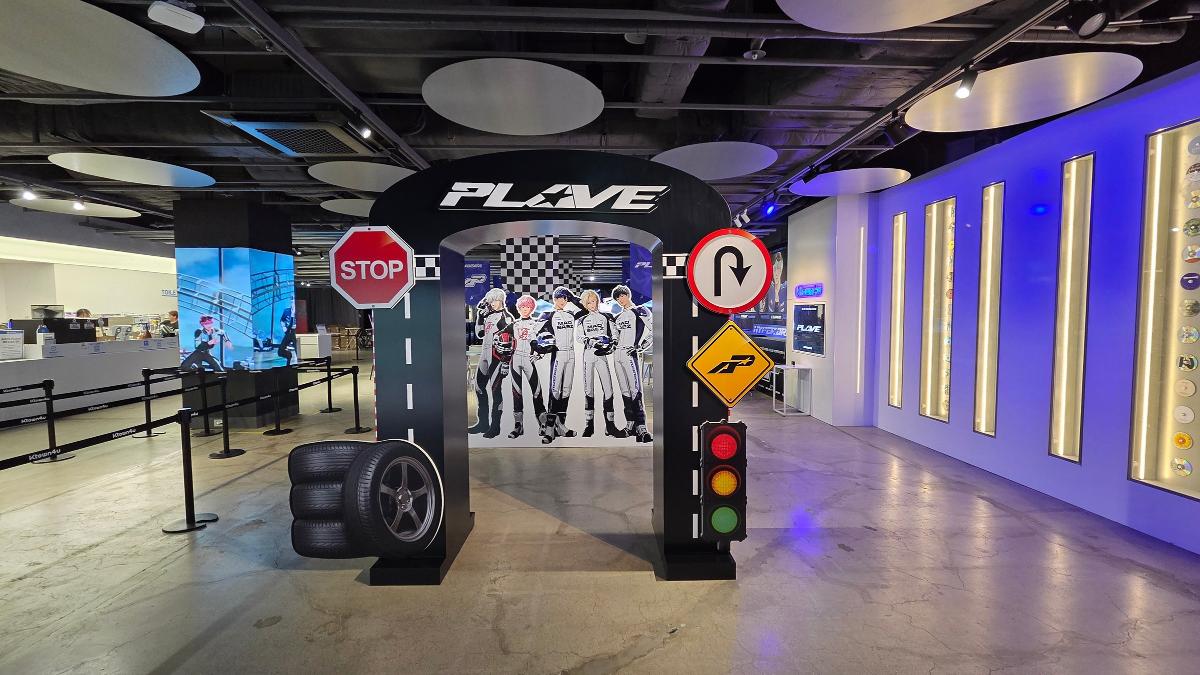 PLAVEの新作発売記念イベント会場。グループ名のアーチやメンバーのビジュアルが設置されている