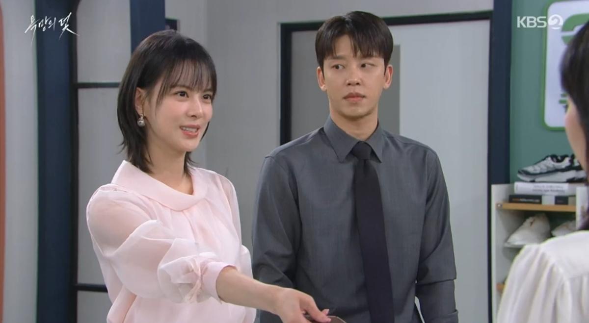 KBS2『欲望の罠』の場面。チョン・ヘウォン演じるコ・ウンソルとソル・ジョンファン演じるチャ・ソクジンが並ぶ