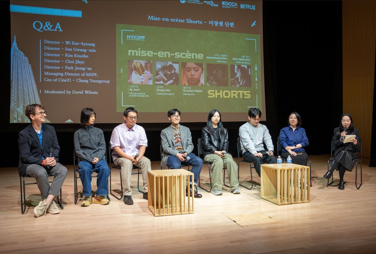 ニューヨーク韓国独立映画祭の特別上映後、短編映画の監督らが舞台上で観客と対話する