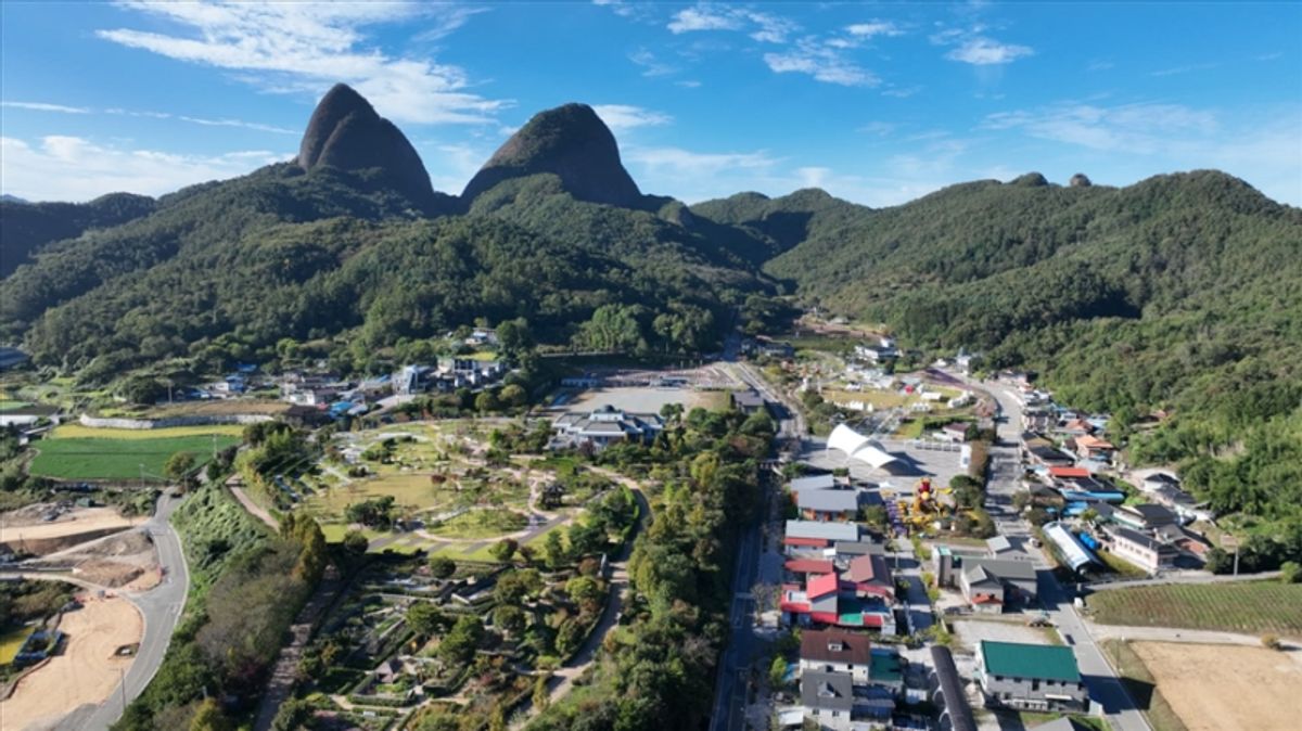 韓国・鎮安郡の馬耳山と麓の集落を空撮した風景