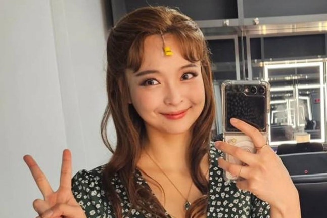 舞台メイク姿で鏡越しに自撮りをするミュージカル俳優ナ・ハナ