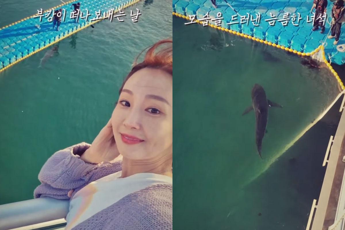 北港の水路でサメのブカンと一緒に写るオ・ジョンヨン