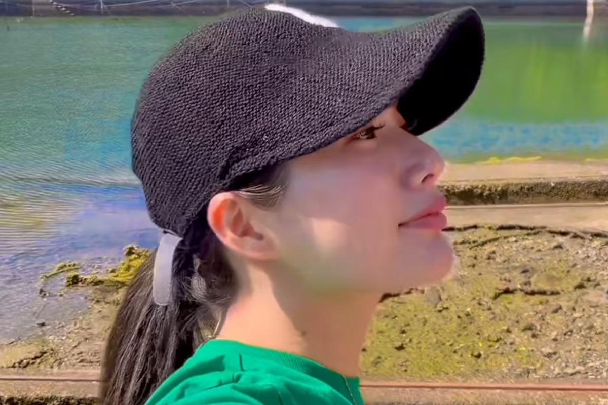 黒い帽子をかぶり、海辺で横を向くテッパリン