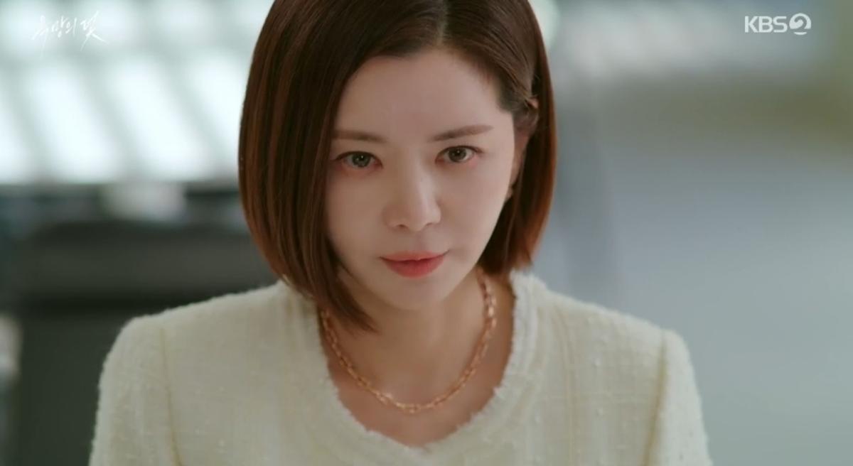 KBS2ドラマ『欲望の罠』で、録音を前に表情をこわばらせるチャン・ソヒ演じるミラン