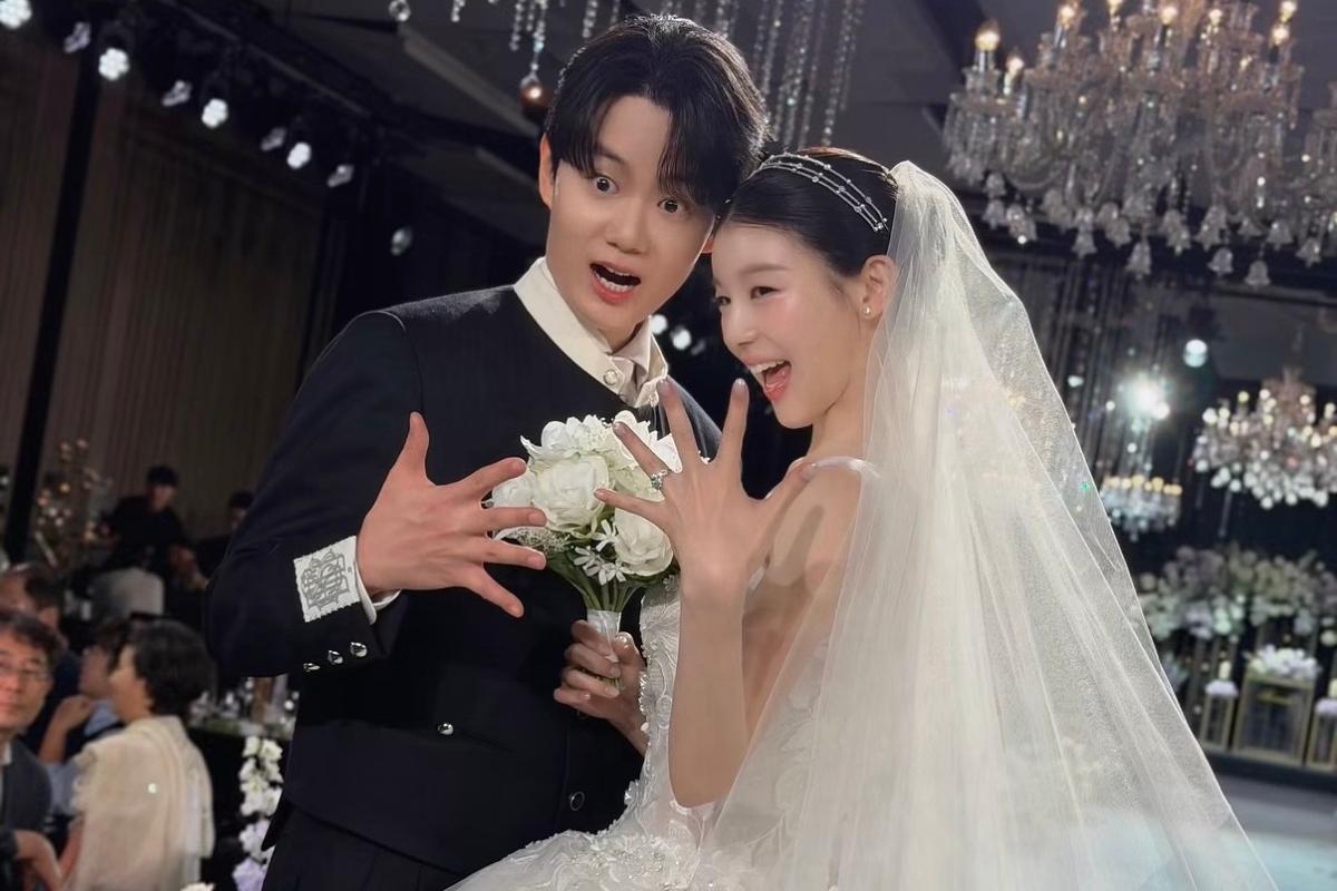 結婚式で指輪を見せながら笑顔を見せるコン・サンジョンとソ・ミンヒョン