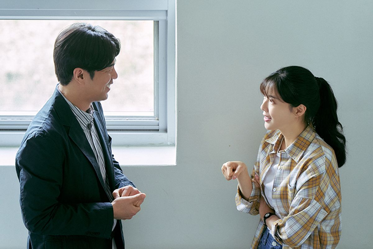 映画『修能、出題の秘密』でメン・ボラム役のイ・ソンビンと委員長ムン・ジュヨル役のユ・ジェミョンが向き合う場面