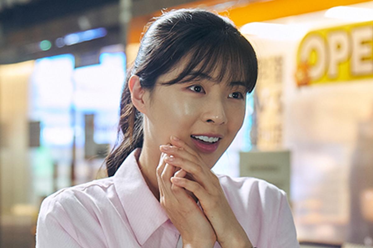 映画『修能、出題の秘密』で国語教師メン・ボラムを演じるイ・ソンビンの場面写真。