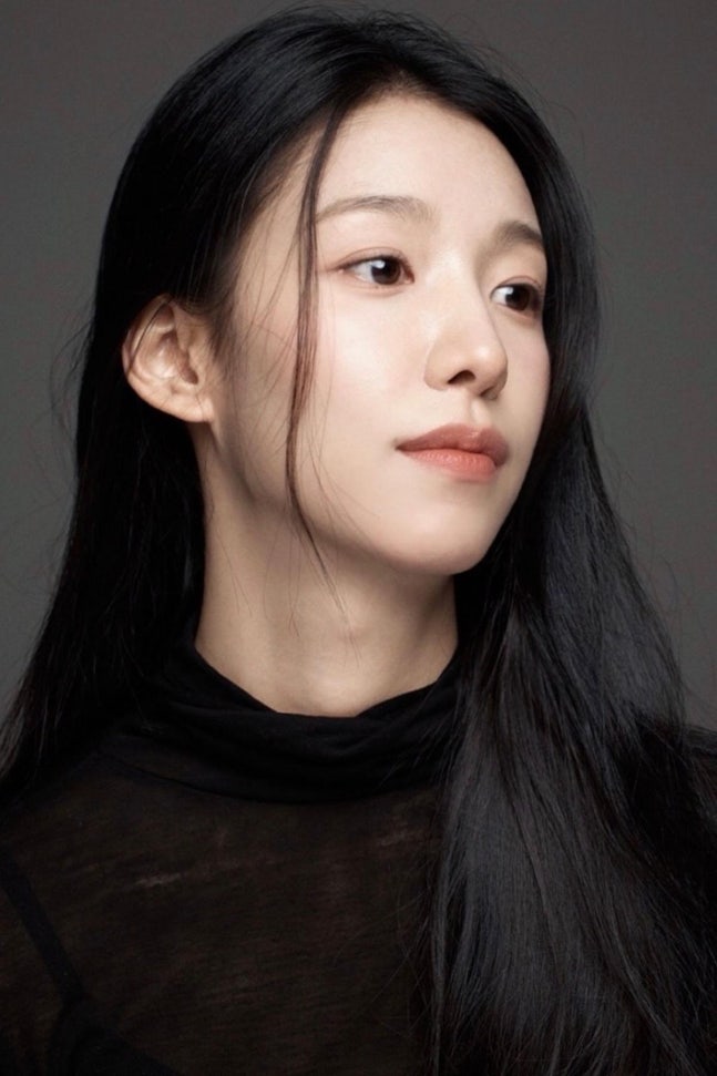 インタビューに掲載された俳優ペク・イェインのポートレート
