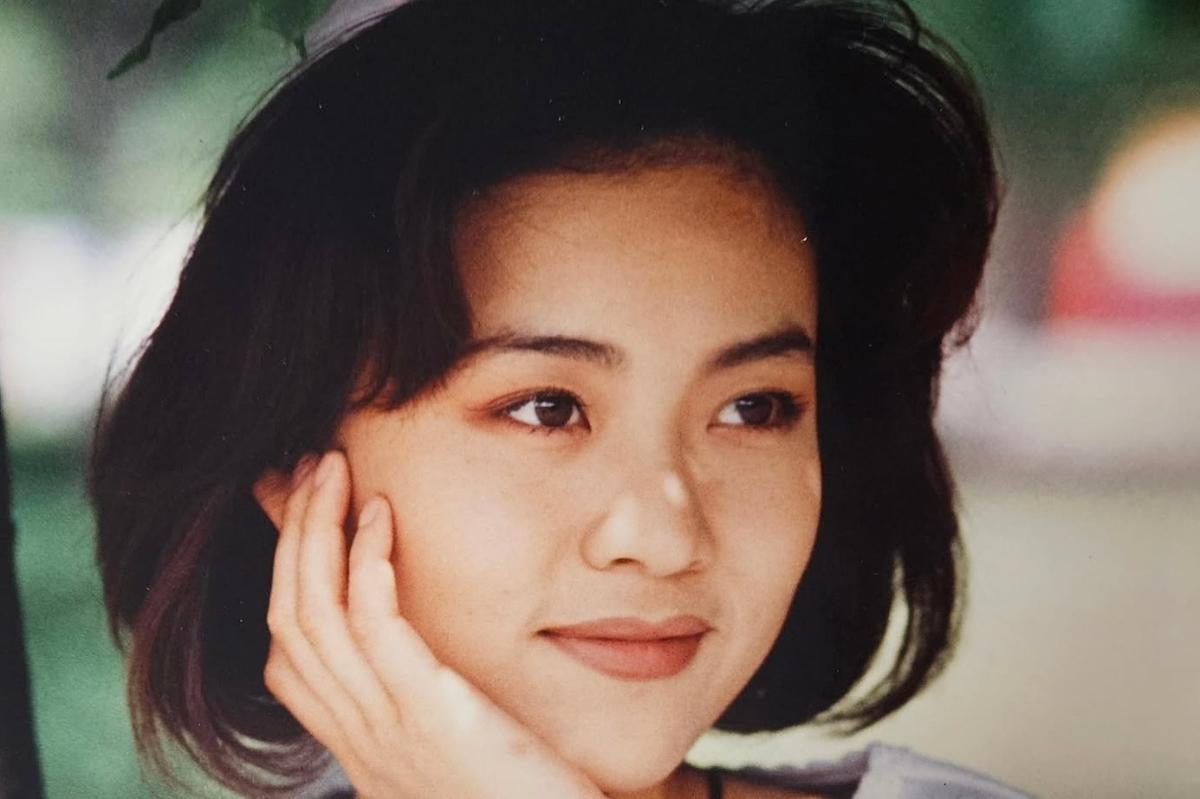 23歳ごろのキム・ジョンナンが短いボブヘアでほほ笑む写真