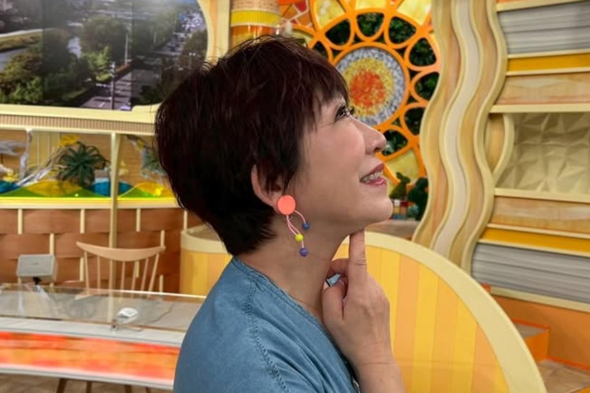テレビ番組のセットで笑顔を見せる浅香あき恵