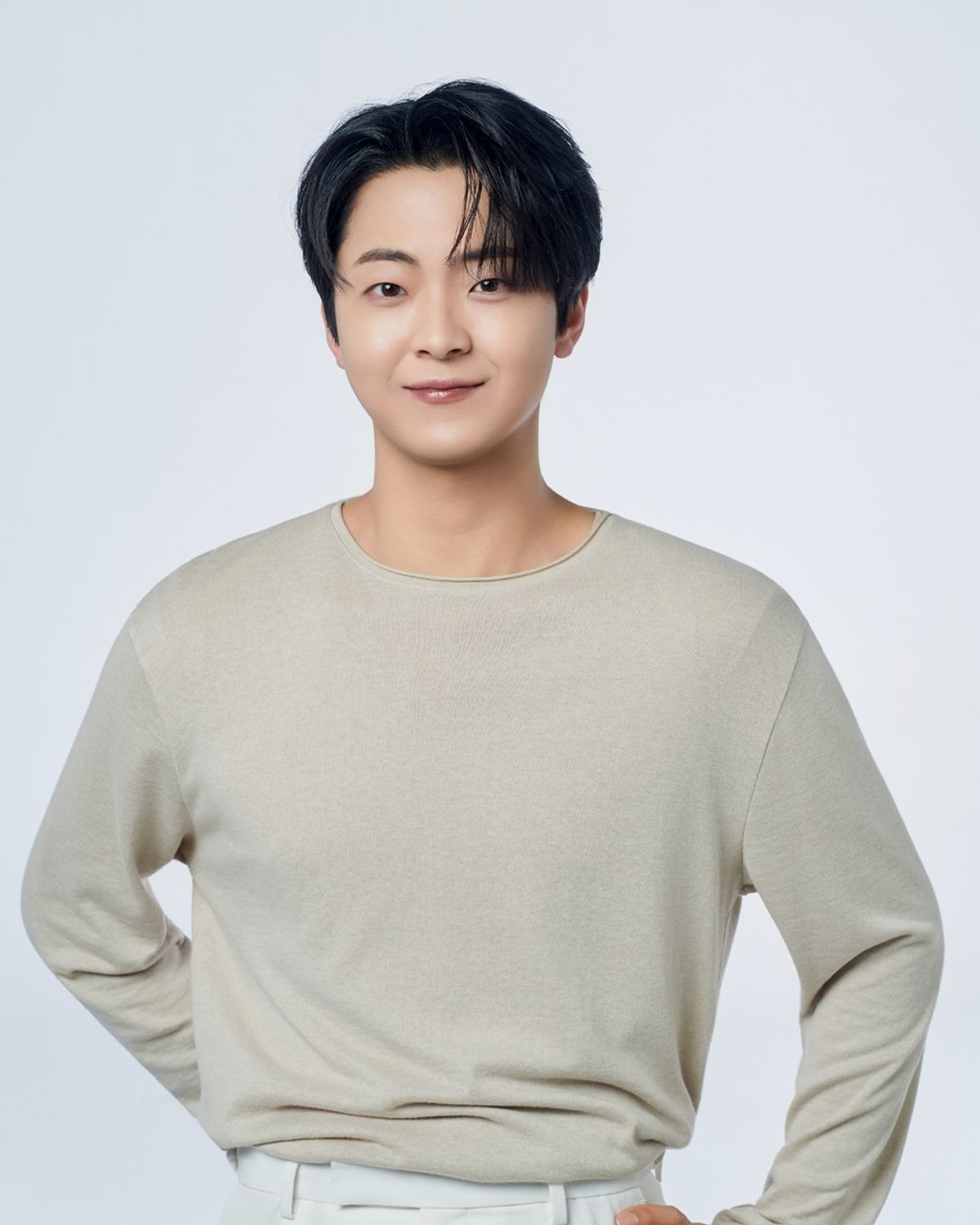 白いニット姿で微笑む歌手パク・ミンスのプロフィール写真