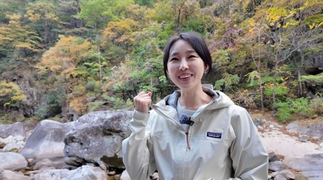 秋色の山道で笑顔を見せる登山達人のキム・ユミン