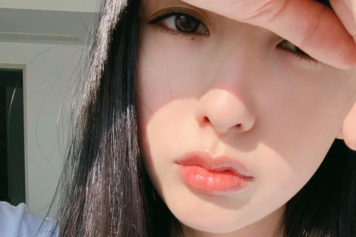日差しの中で手をかざすモデルの鈴木えみ