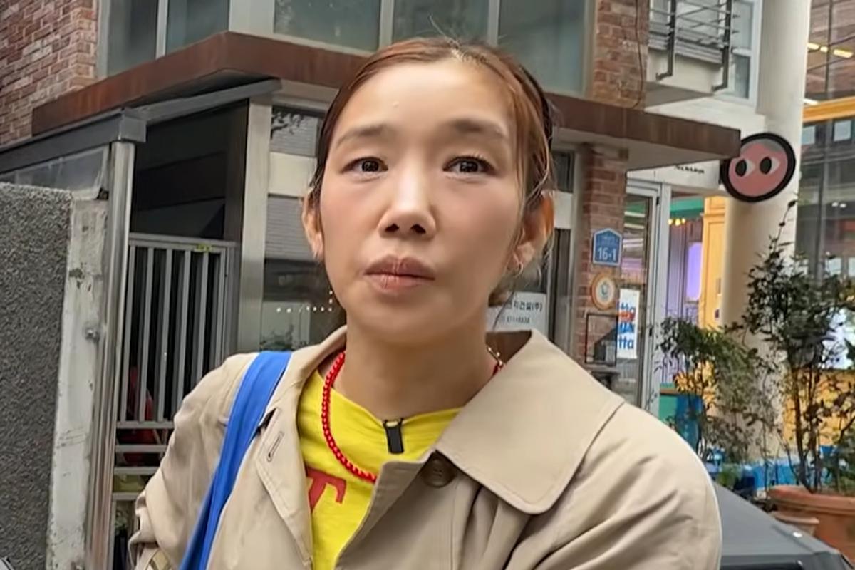 ベージュのコートを着てインタビューに応じるハ・ジュヨン