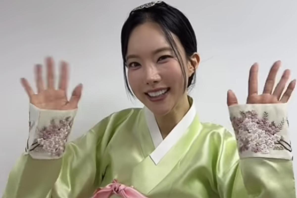 韓服姿で笑顔を見せ、両手を挙げるコメディアンのキム・ナヒ