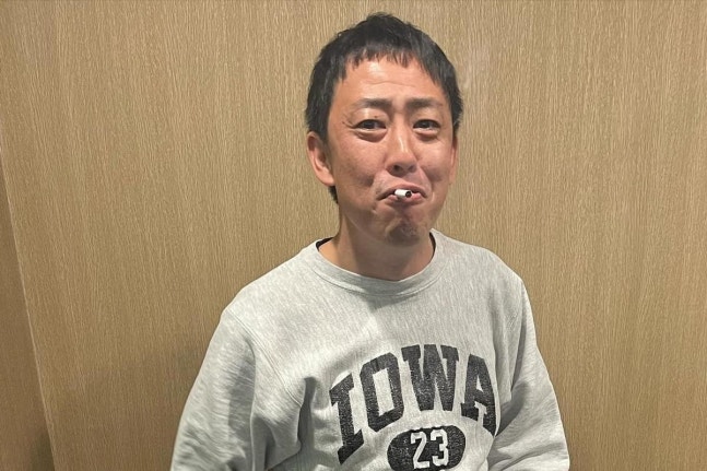 韓国旅行中にクラブの入店を断られた日本のお笑い芸人たちを伝える記事写真