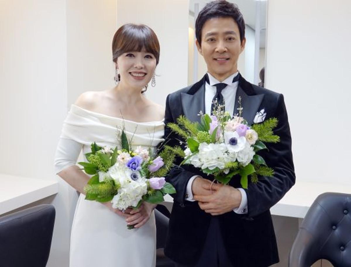 花束を手に並ぶチェ・スジョンとハ・ヒラ
