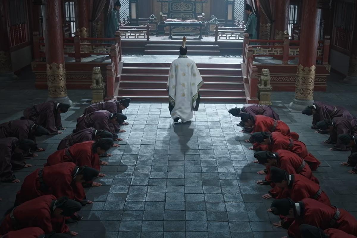 KBS2時代劇『文武』の場面。白い衣装の人物がひざまずく兵士たちの列の間を進む