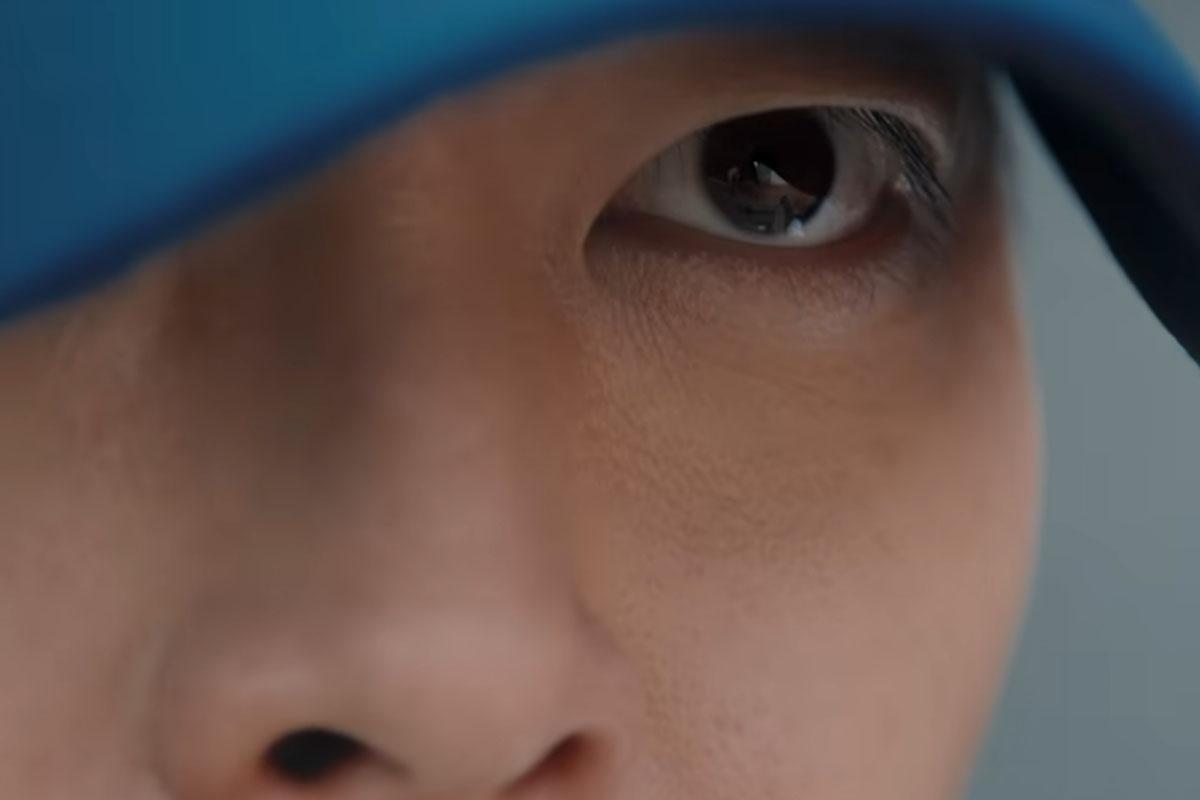 ドラマ『ギフト』の映像から、野球帽をかぶった選手の目元を映した場面。
