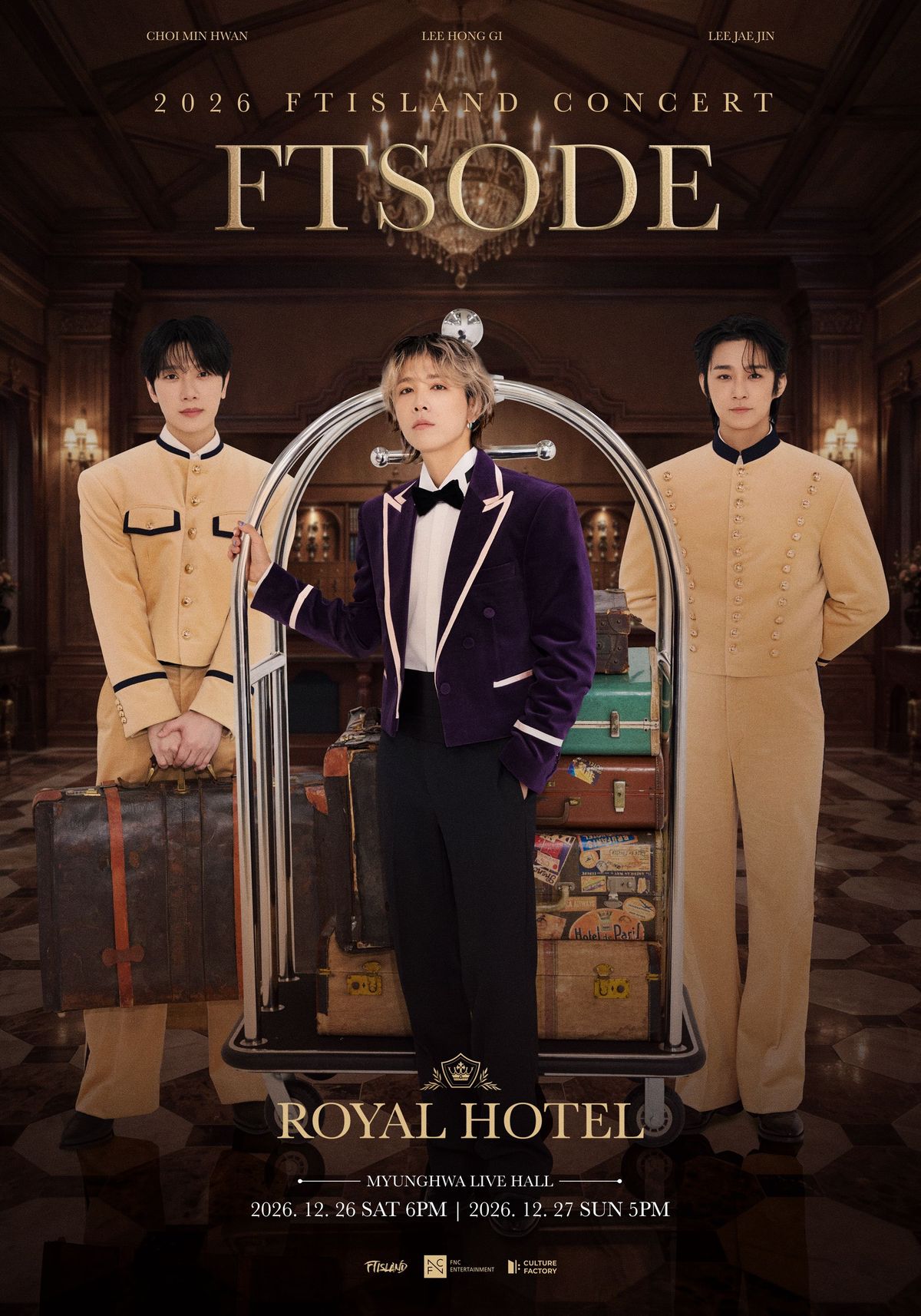 ホテルのロビーを舞台に、ホテルスタッフ風の衣装を着たFTISLANDの3人を写した「FTSODE」公演ポスター