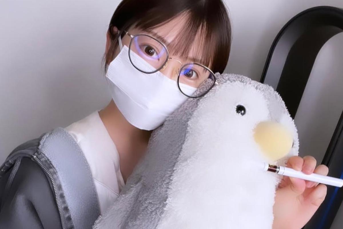 マスクと眼鏡を着け、ぬいぐるみを抱えるYouTuberのレイナ