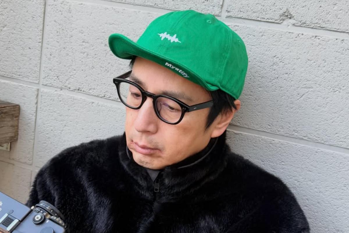 緑の帽子と眼鏡を身につけた徳井義実