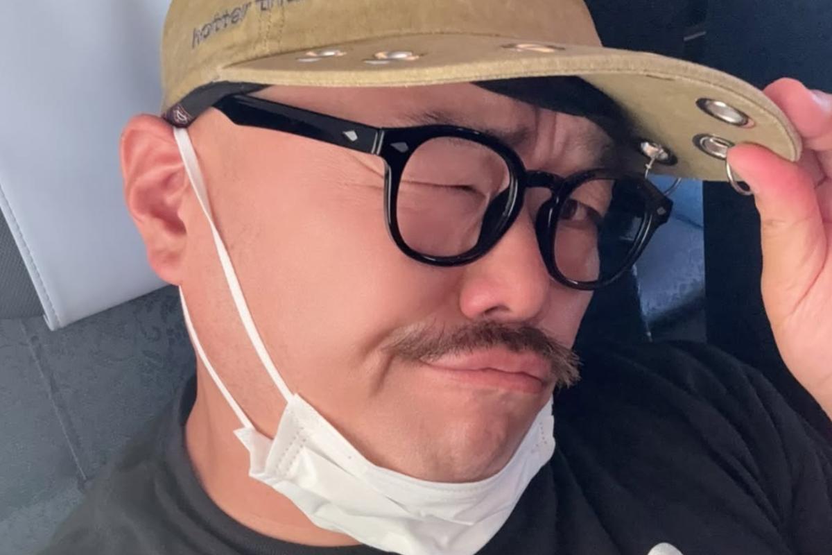 帽子と眼鏡を身につけたクロちゃんの自撮り写真