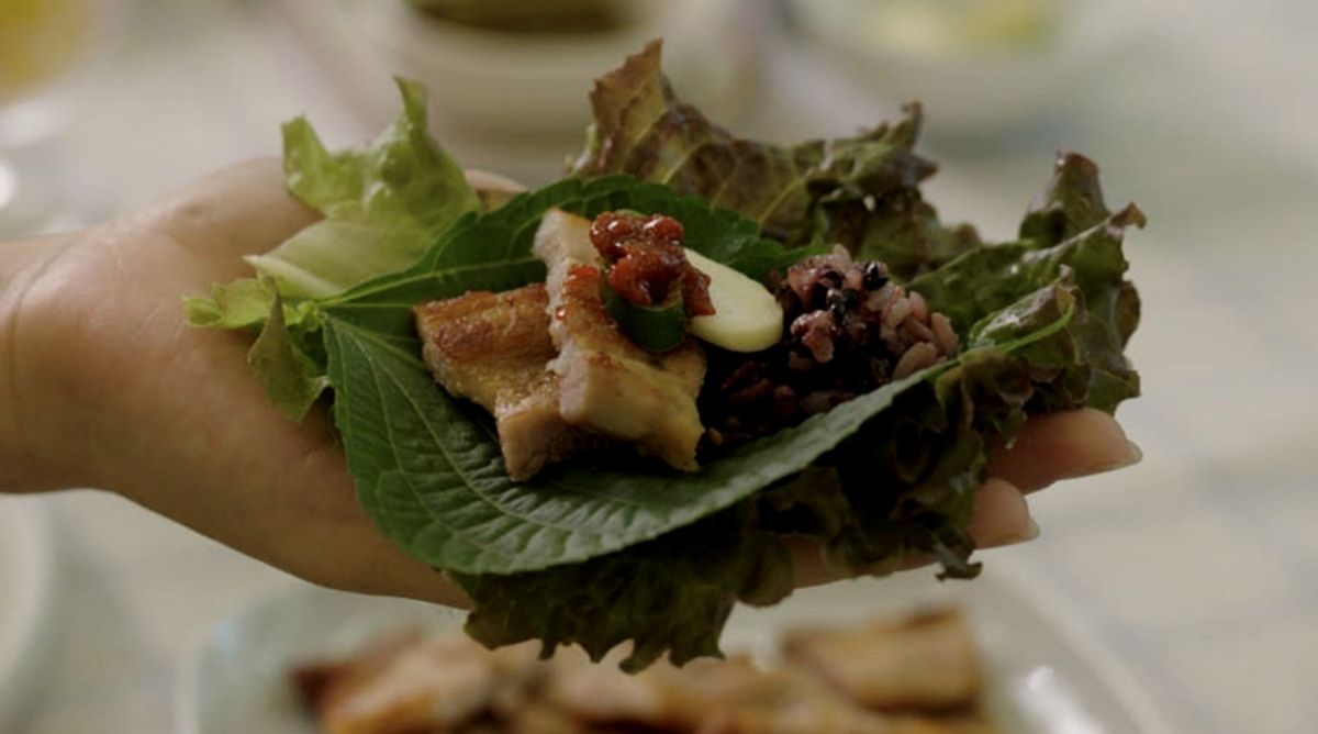 韓国の葉野菜に肉やご飯を包んだサム料理
