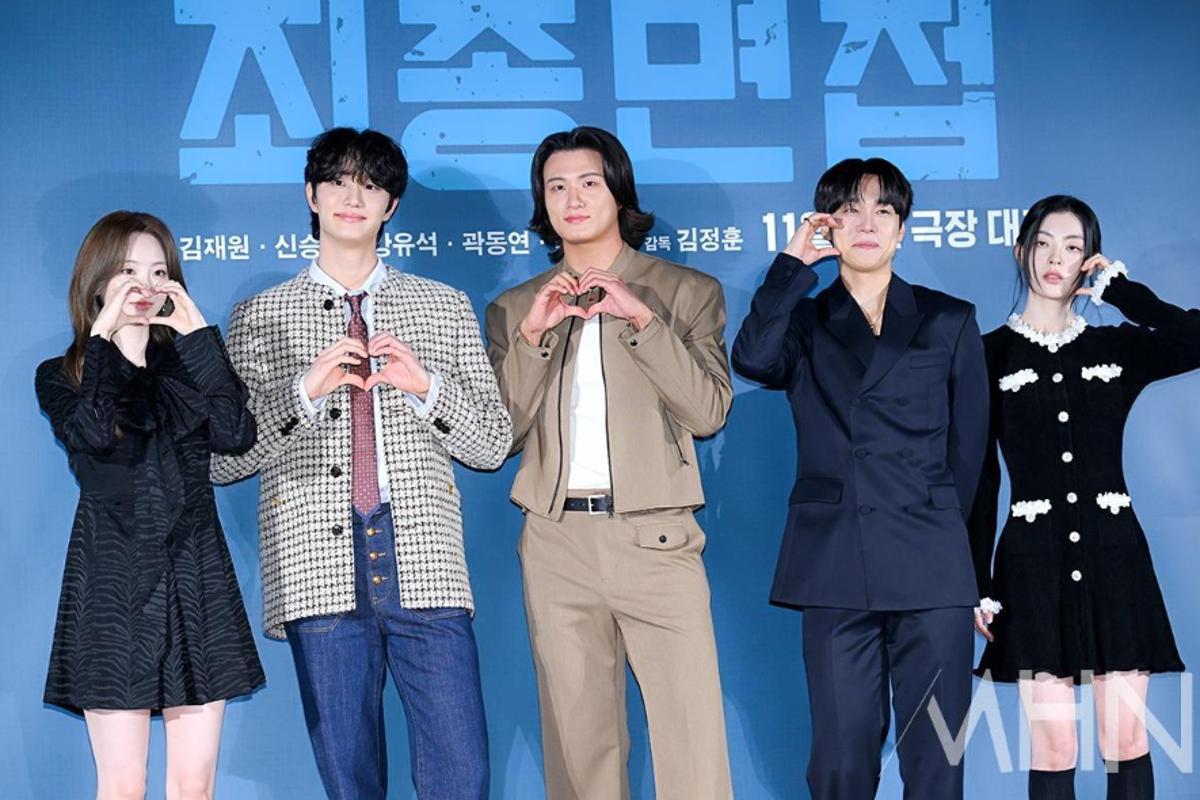 映画『最終面接』の出演者5人が試写会の場で並び、笑顔でポーズを取る
