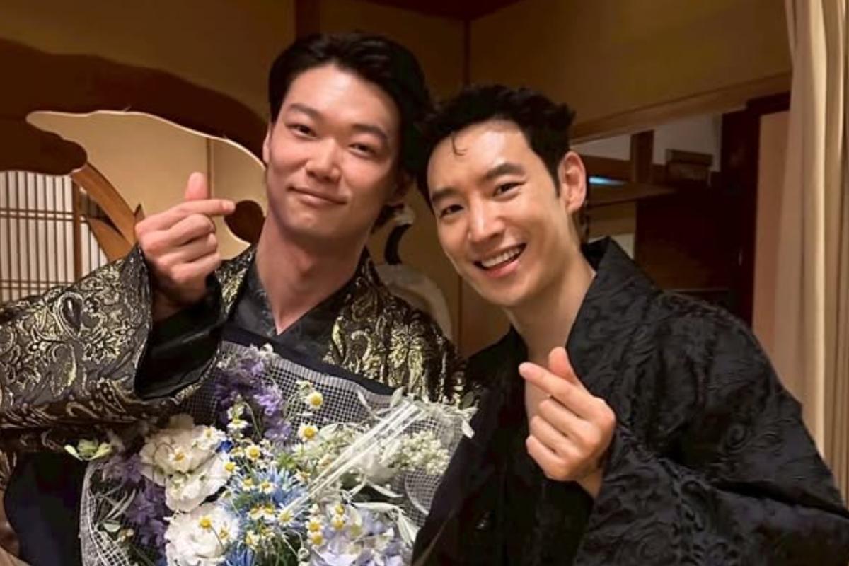 笠松将が男性と並び、花束を抱えてハートポーズをする写真