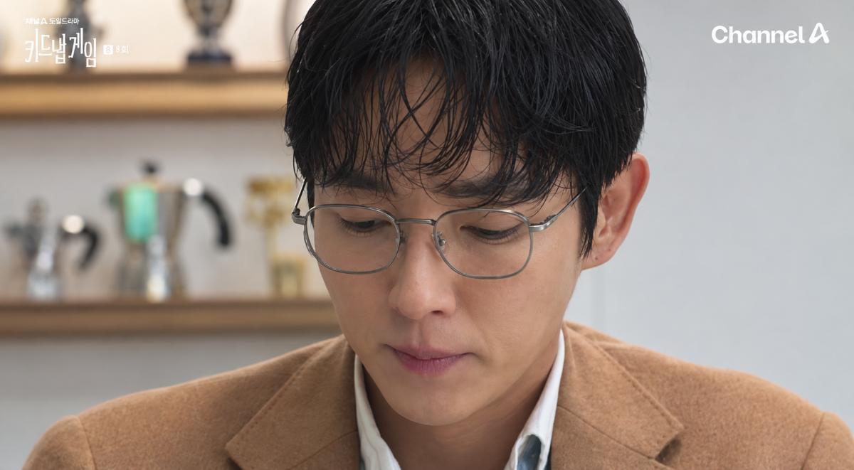ドラマ「キッドナップ・ゲーム」で、イ・ジュンギ演じるハン・ギジュが思い悩む場面