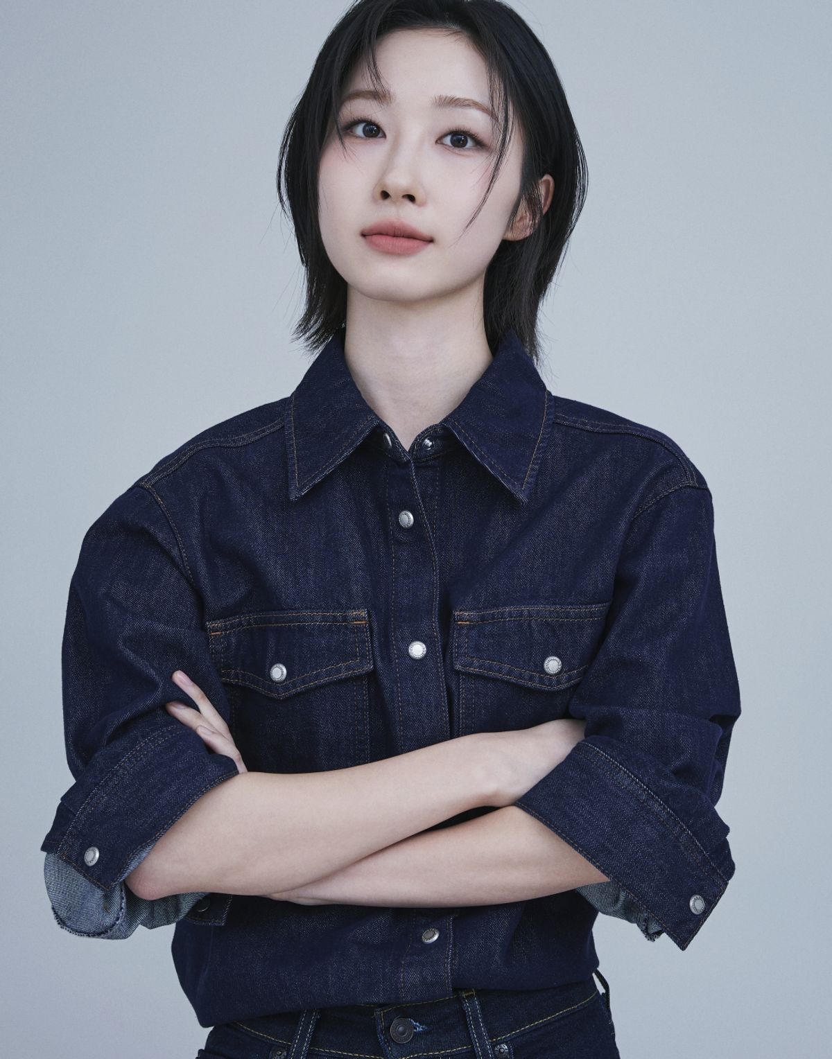 デニムシャツ姿で腕を組む俳優ヒョニナ