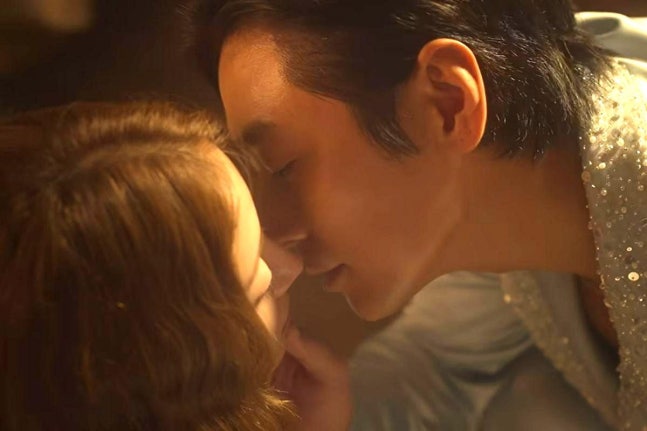ディズニープラス『再婚皇后』で皇帝役のチュ・ジフンとラスタ役のイ・セヨンが向き合う場面