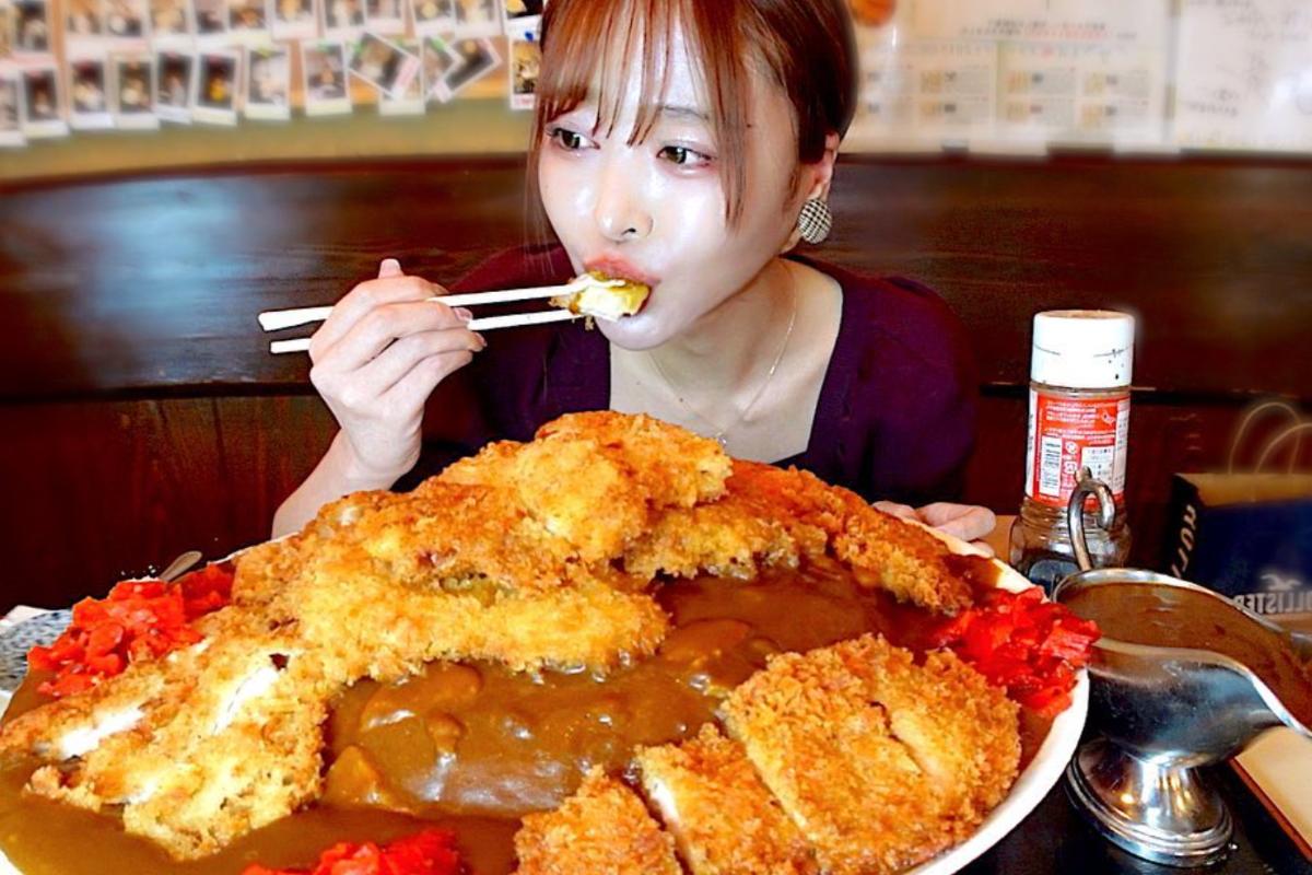大食い動画で食事をするYouTuberの三年食太郎。